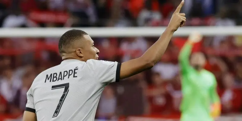 Mbappé bứt tốc ghi bàn trong trận đấu Ligue 1 đầy kịch tính
