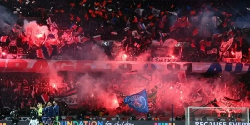 Cổ động viên PSG cuồng nhiệt trên khán đài Parc des Princes