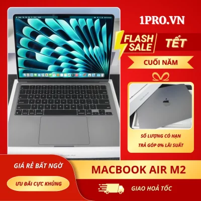 Hình ảnh macbook air m2 màu Midnight cùng hộp quà khuyến mãi trên bàn làm việc.