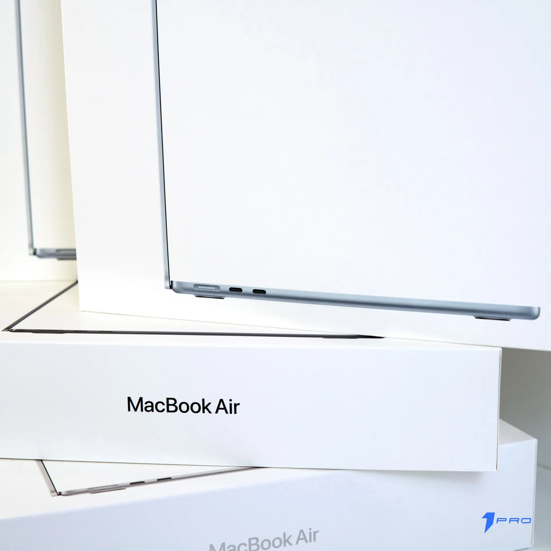 Người dùng đang chỉnh sửa video mượt mà trên Macbook Air M1