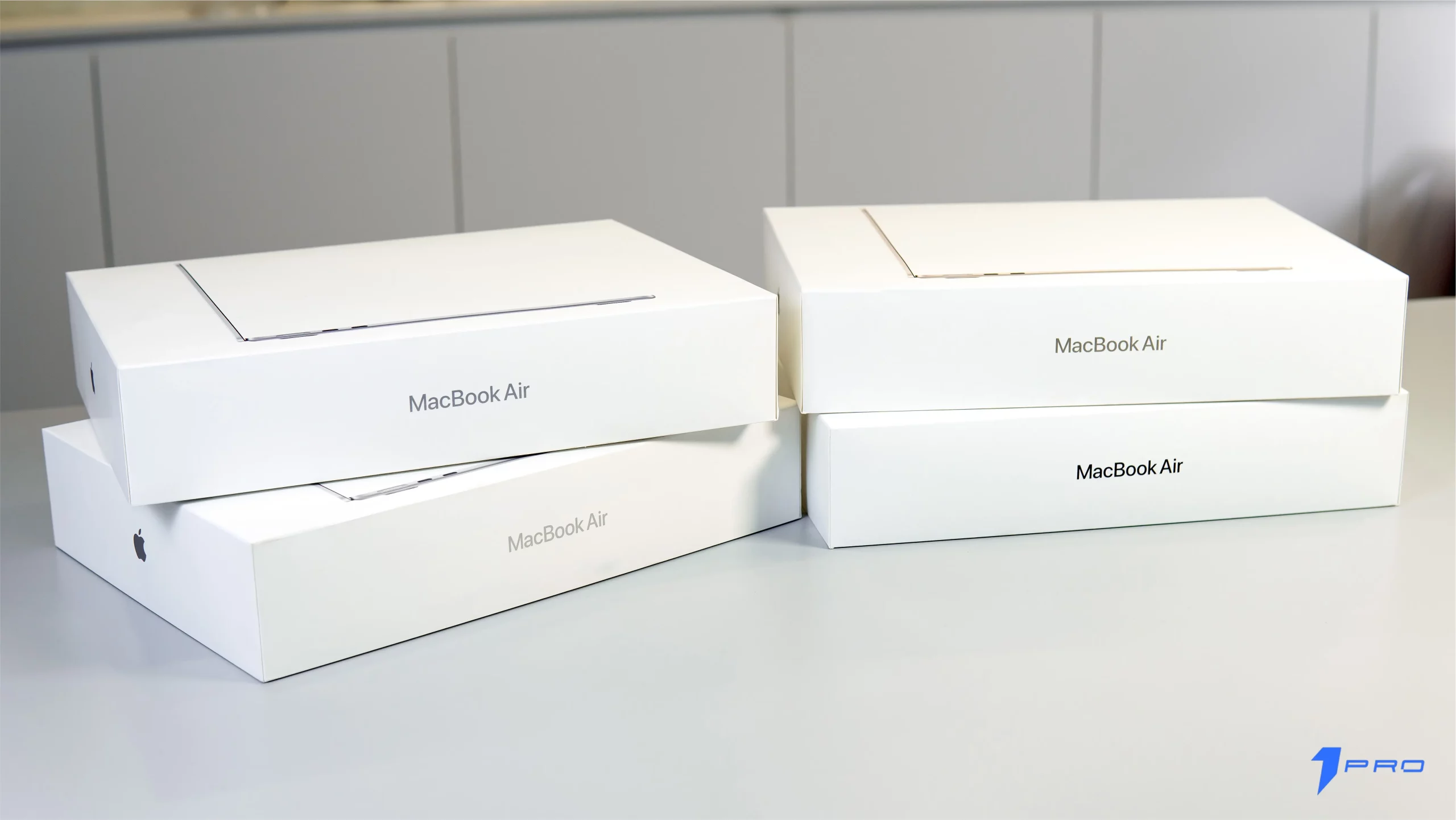 Macbook Air có thiết kế vỏ nhôm nguyên khối mỏng nhẹ đặt trên bàn làm việc