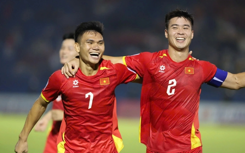 Sự hoán đổi vị trí đầy biến ảo bên hành lang cánh phải