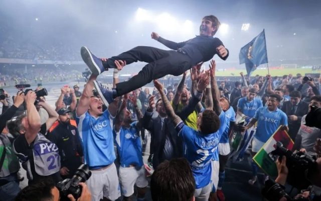 Napoli và bầu không khí cuồng nhiệt sục sôi mỗi khi đội bóng ra sân thi đấu